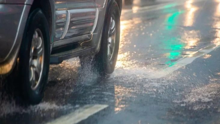 Aquaplaning: Ketika Mobil Menari di tempat di Atas Air, Ancaman Tersembunyi di Musim Hujan