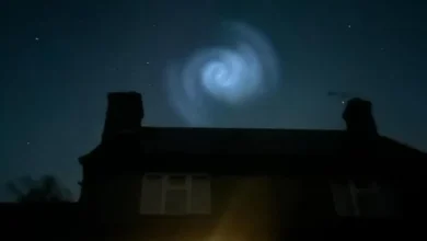 Lingkaran Misterius Terlihat Berputar-putar di dalam area Langit Inggris