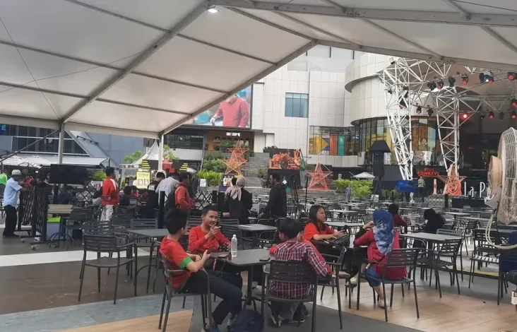 RCTI+ Gelar Nobar Timnas Indonesia vs Bahrain di dalam tempat La Piazza, Suporter Mulai Padati Lokasi
