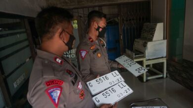 Mengapa pelat nomor kendaraan itu wajib? Hal ini sederet fungsinya
